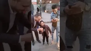 كوكسال بابا المصري يلقن التركي درسا في التواضع مع الجمهور دندنها