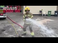 Download Lagu Brandweerman Paul geeft een demonstratie met een waterslang.