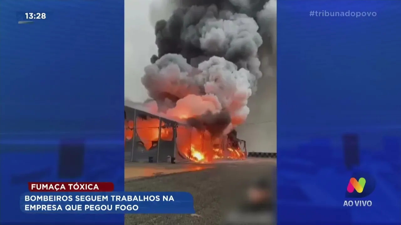 Fumaça tóxica: bombeiros seguem trabalhos na empresa que pegou fogo
