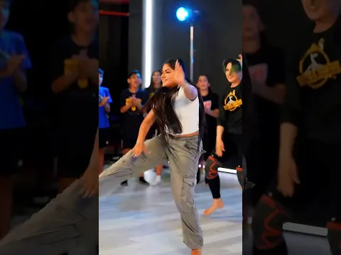 Viral Girl Bhangra Steps to Sidhu Moose Wala Song #bhangraempire #sidhumoosewala #dilemma