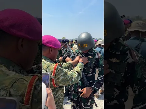 bapak marinir sematkan brevet komando ke anaknya