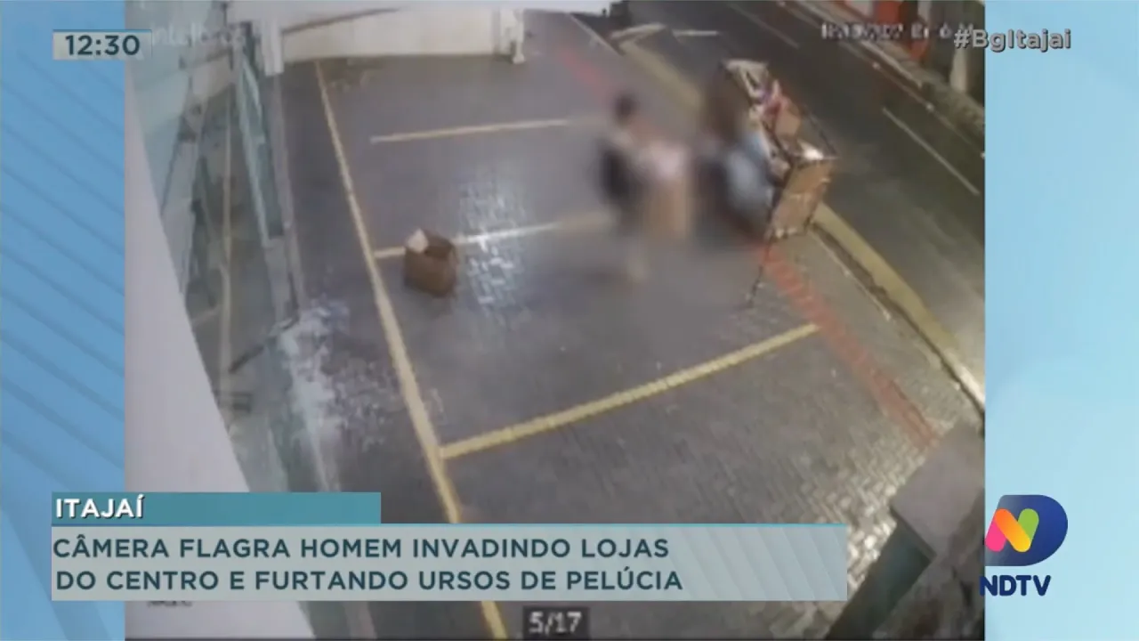 Câmera flagra homem invadindo lojas do centro e furtando ursos de pelúcia