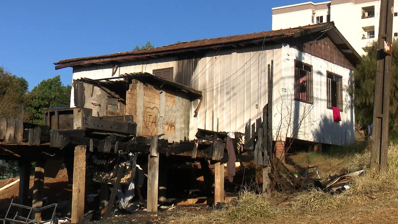 Família que teve casa destruída em incêndio precisa de ajuda