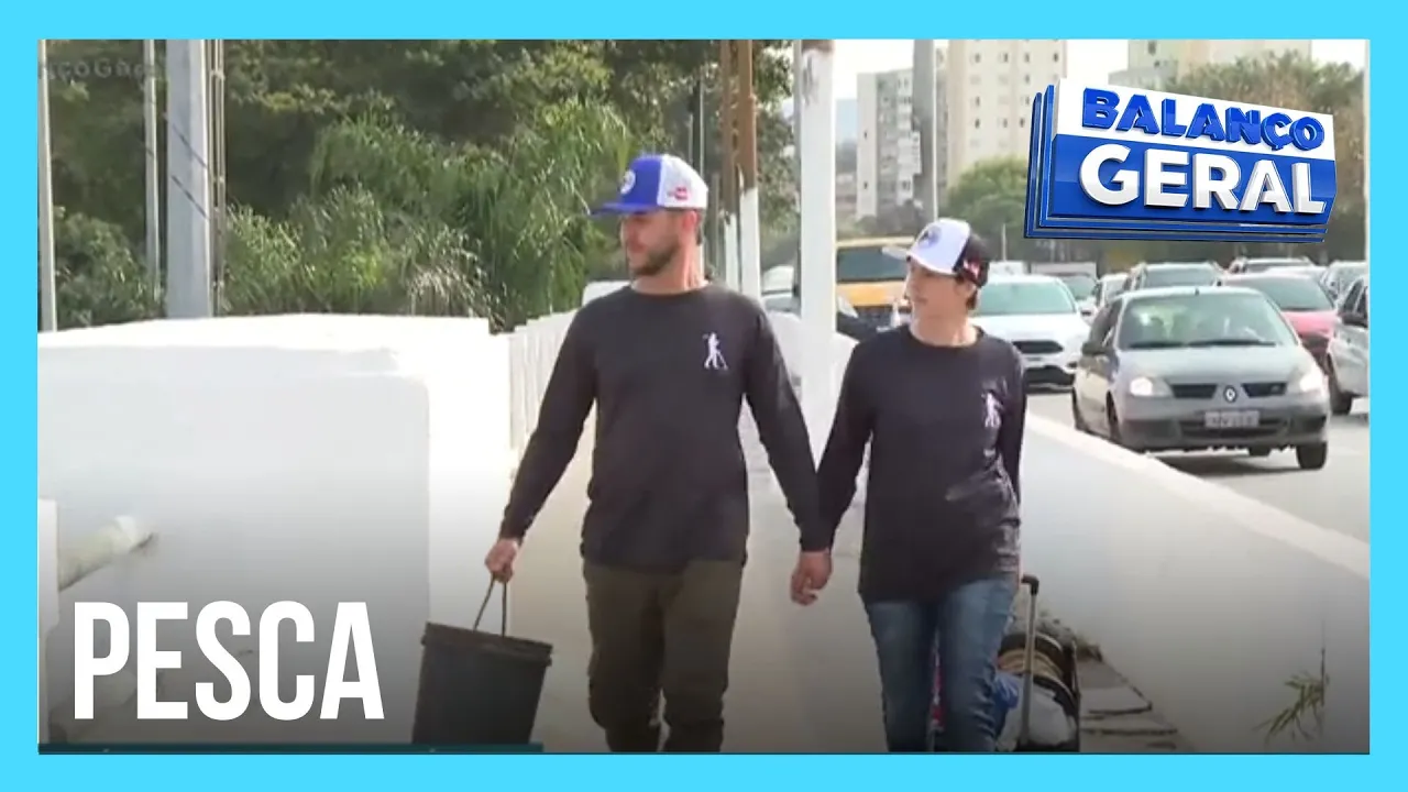 Casal faz pesca magnética no Rio Tietê, em SP