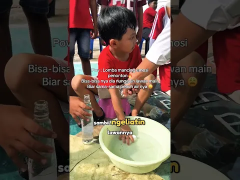 Ketika Adek Ini Bikin Penonton Emosi Pas Lomba Pindahin Air ke Botol