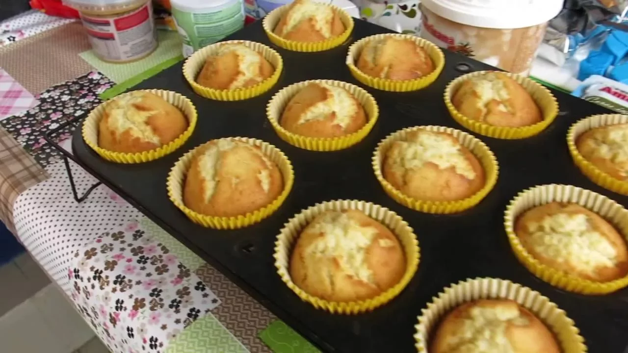 RECEITA DE MASSA BÁSICA DE CUPCAKES COM DECORAÇÃO SIMPLES
