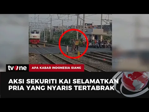 Detik-Detik Sekuriti Selamatkan Pria Lansia Nyaris Tertabrak Kereta di Pasar Senen