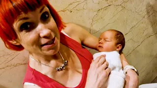 Mamãe do Lucky prepara a banheira de bebê para o Dorian