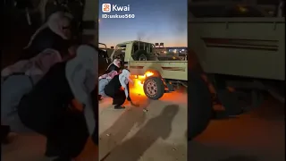 شب نار موتر شاص يحاول يطفي حريق 