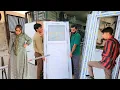 The family becomes suspicious of Ali and Abu takes the Nissan to sell and buys the bathroom door