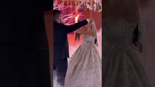 رقصة رومانسية على اتحدى العالم            افراح دندنها