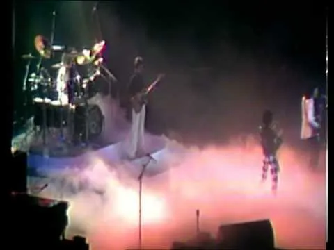 Download MP3 Queen - We Will Rock You (Fast Live Version, Houston, Texas, 1977)