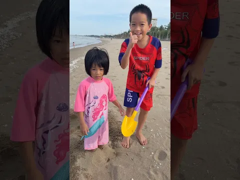 Anh Trai Xấu Tính - Vùi chân trên cát