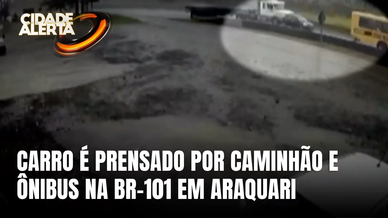 Acidente impressionante na BR-101: carro fica preso entre caminhão e ônibus