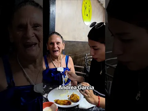 Andrea dándole de comer a Yajaira #plazalibertad #viral #shorts #paraty