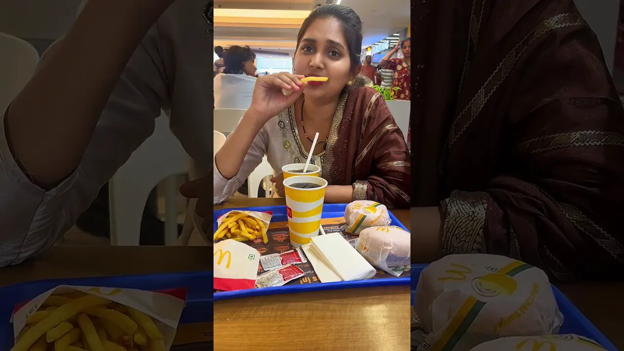बायको साठी घेतला बर्गर #viral #dailypost #couplegoals #husbandandwife #viralvideos #shorts poster