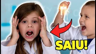 ELA NÃO ACREDITOU! 😱 Perdeu o primeiro dente de leite (Dente Mole)