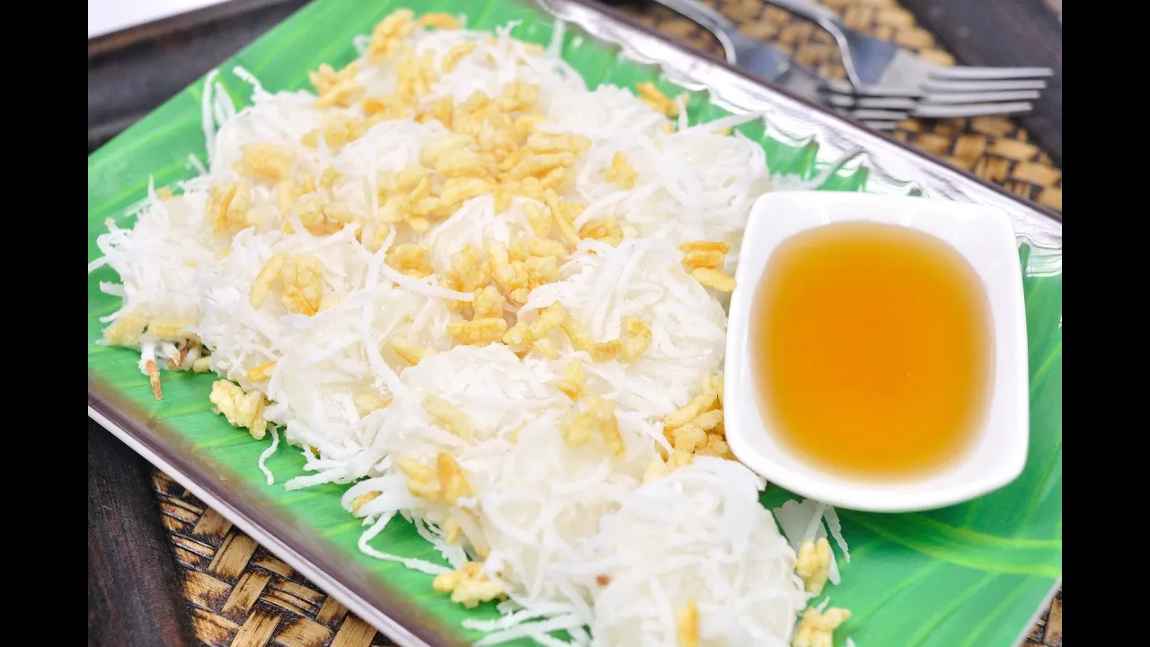 Rice Cake with Syrup and Rice Cracker (Thai Dessert)  Kanom Neaw 