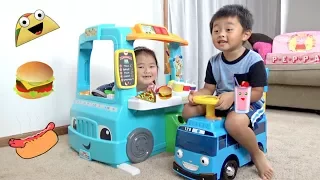 food truck play kitchen cooking and serving hot dogs burgers pizza and pretend foods