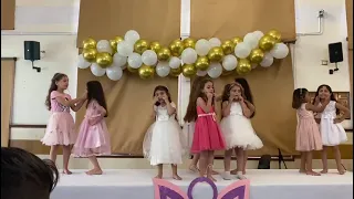 رقصة لطيفة وحركات رائعة على أنشودة  يا من صليت بكل الأنبياء   صلى الله عليه وسلم دندنها