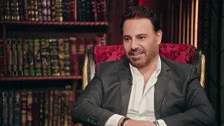 عاصي الحلاني يروي تفاصيل قصة أغنية باب عم يبكي دندنها