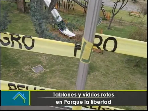 Tablones y vidrios rotos en parque La Libertad