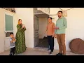 Download Lagu Door een kleine kamer te huren, creëerde meneer Hassan de wereld van Maryam en haar weeskind.