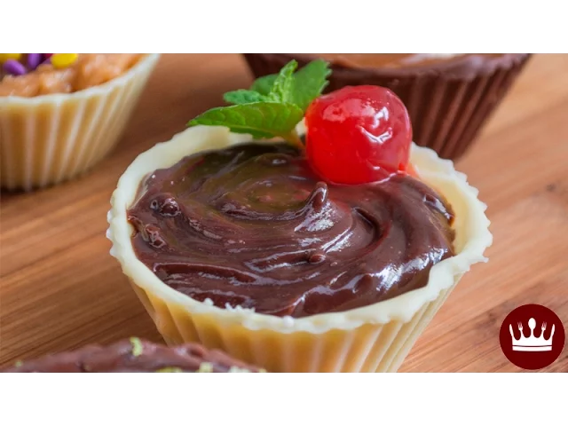 TORTINHA TRUFA COM CASCA DE CHOCOLATE (FEITA NA FORMA PARA CUPCAKE) GABI ROSSI BOM GOSTO