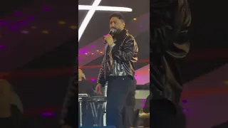 تامر حسني بكلام مؤثر للجمهور   خلونا نشوفكم تاني  في أول حفل له بعد وعكته الصحية دندنها