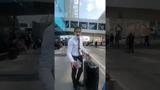 انتظار التاكسي خارج مطار القاهرة وأحاديث جانبية     رحلة الأحلام   دندنها