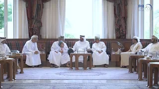 محمد بن زايد يقدم واجب العزاء إلى عبدالله بن علي العريمي في منزله بمسقط بوفاة نجله محمد دندنها