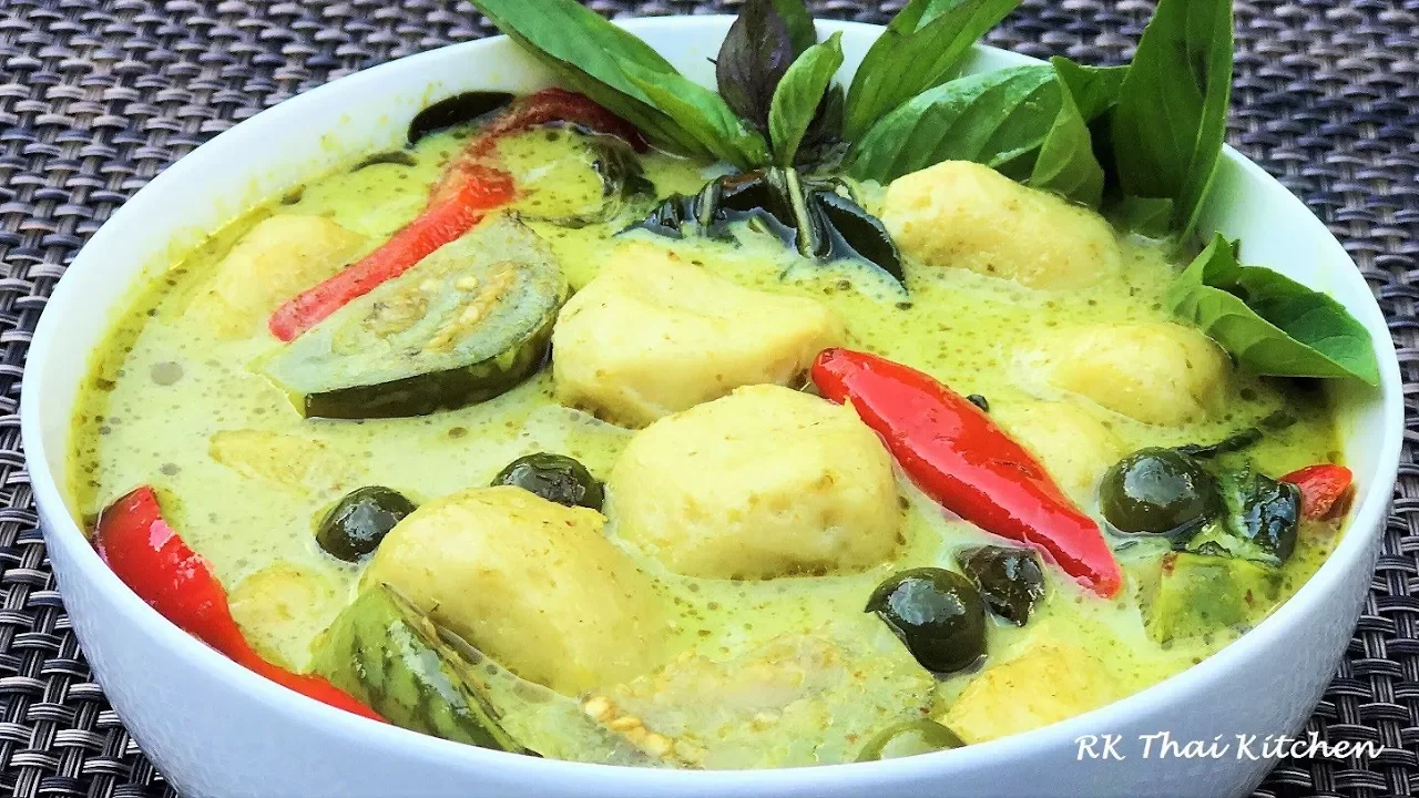  Green curry with Fish ball   Thai food