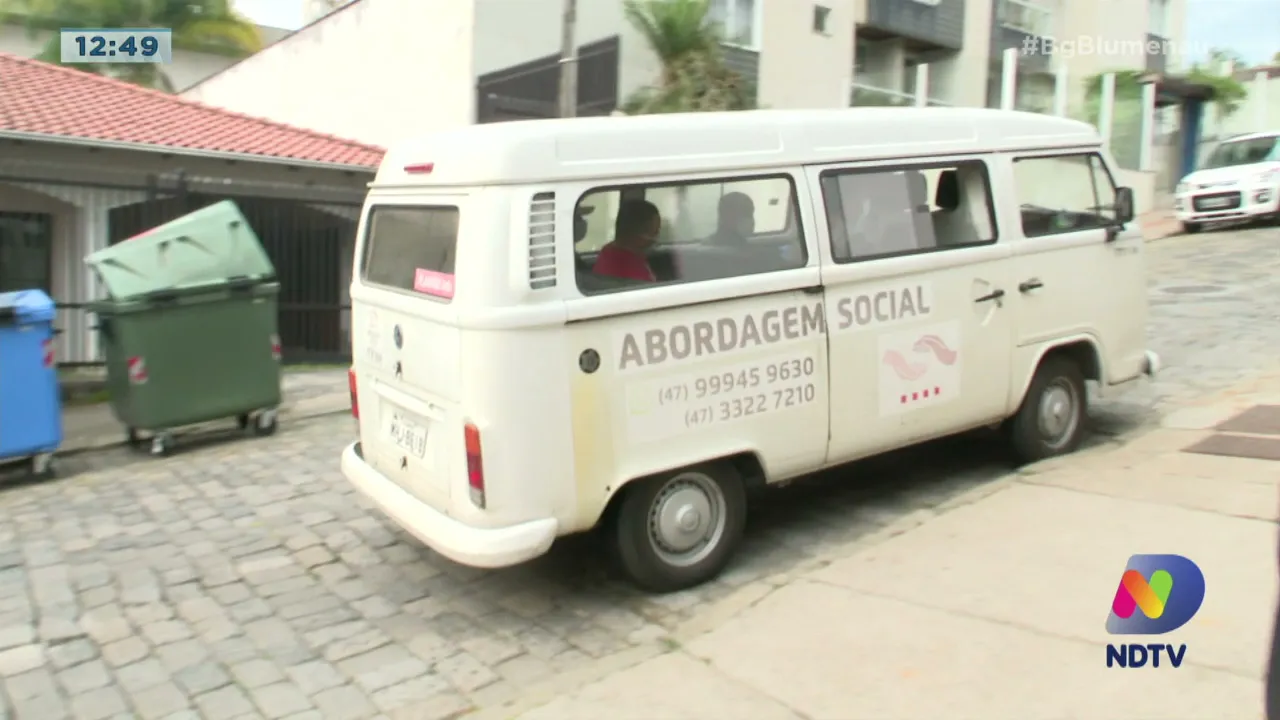 Abordagem social presta assistência à população de rua de Blumenau durante frio intenso