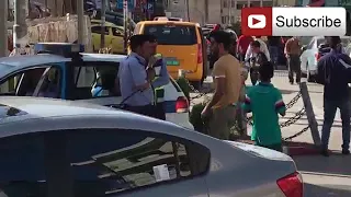 فلسطيني مجنون يبيع الحشيش للشرطة دندنها