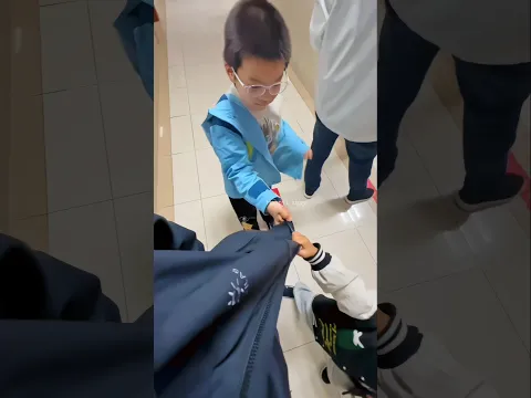 He Mistook a Stranger for His Dad… And the Jacket Made Everything Funnier