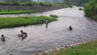 mandi di sungai anakdesamandidisungai3 sungaitengahhutanlagi
