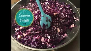 Dieses klassisches Rotkohl Rezept schmeckt wie von Oma selbst gemacht! Es ist wahnsinnig lecker und . 