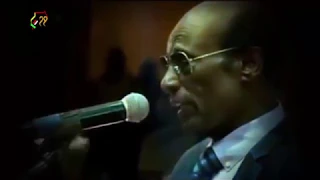 محمد الامين ينفعل على الجمهور ويقطع الاغنية ويعتذر لهم 