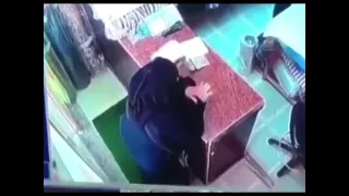 شاهد تحرش الست المنقبة بعامل المغسلة تحرش جديد ومختلف بطلتها سيدة تحاول اغت صاب رجل 