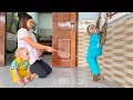 Download Lagu Baby monkey tell on mom, CUTIS take jackfruit runaway go market to sell! Mother's wrath