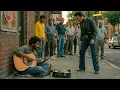 Download Lagu Obdachloser Jugendlicher spielt Gitarre auf Straße — und ELVIS PRESLEY STOPPT ALLES UM ZUZUHÖREN