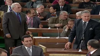 اكتشف إن صاحبه معاه صور الكراش في أوضه النوم 