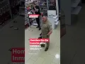 Download Lagu Captan reacción de clientes ante lluvia de misiles rusos, en tienda de Ucrania - N+ #Shorts