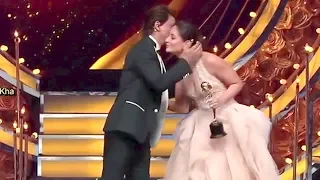 شاروخان يقدم كارينا كابور في حفلة جوائز لوكس جولدن روز مترجم2018 