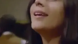 وأنت معايا ميشغلنيش الناس فرق الاحساس    بصوت جميل وإحساس رائع دندنها