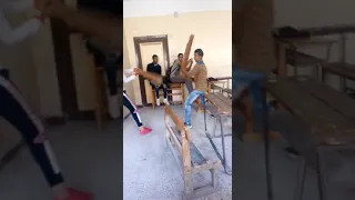 شاهد ضرب الطالب لزميله في الفصل ولا يدافع احد عنه 