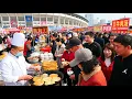 Lagu 中國山西巨大早市，碳水愛好者的狂歡，香噴噴的蔥油餅，製作獨特的石頭餅，你吃過樹葉沾麵嗎，山西名吃貓耳朵面，技藝精湛的油條師傅，羊肉湯攤位人滿為患