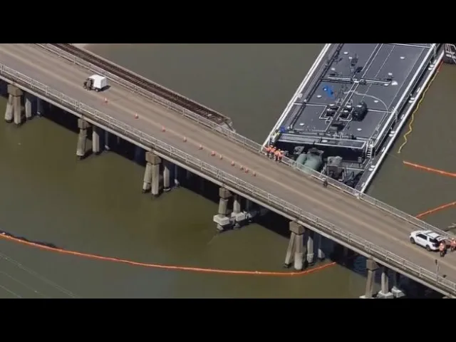 აშშ-ის ტეხასის შტატში, კერძოდ გალვესტონში, ნავთობით დატვირთული ბარჟა ხიდს შეეჯახა