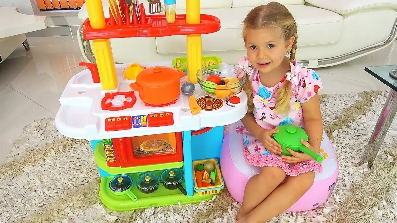 Alice Pretend Princess & playing in Restaurant with Kitchen Toys