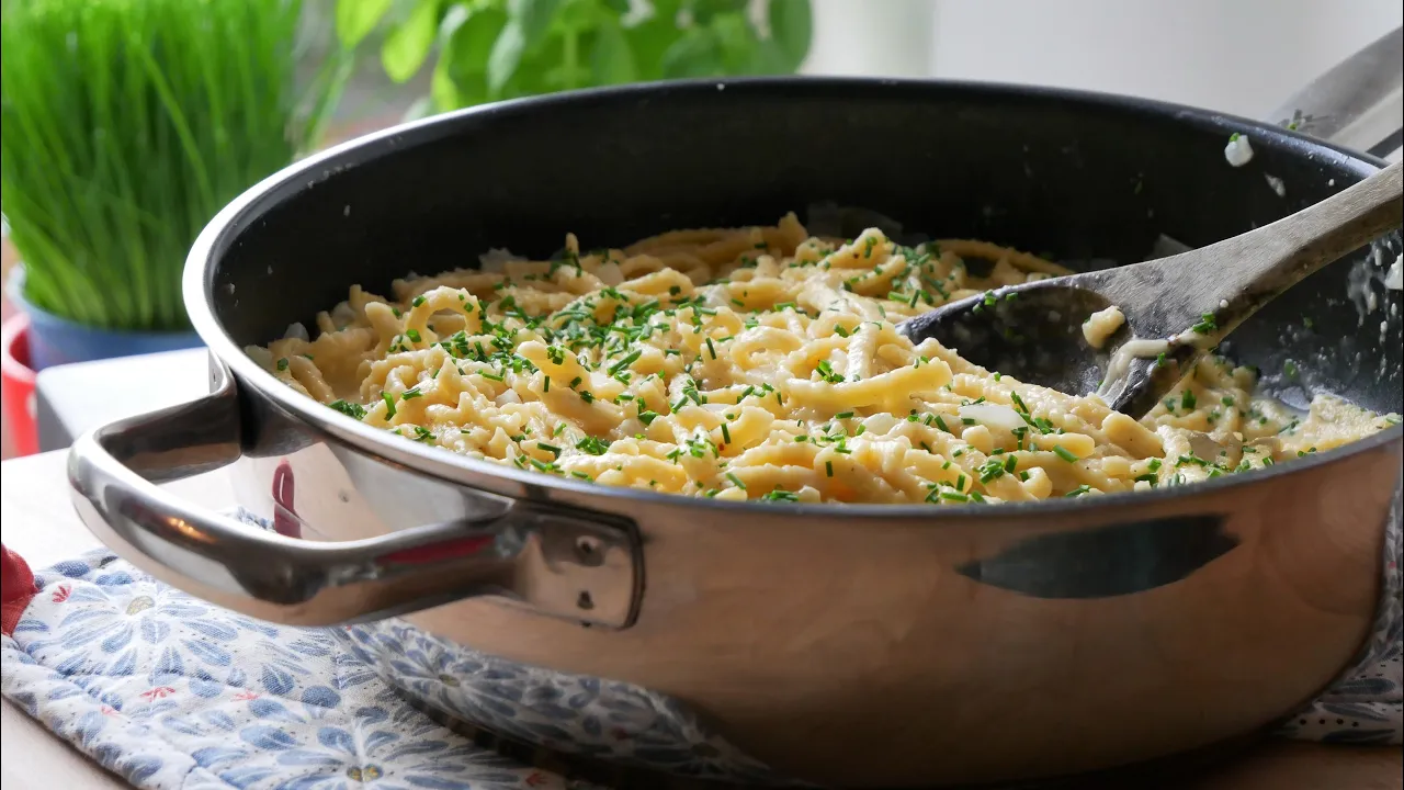 
          
          
          
            
            One Pot Spätzle Pasta mit Käse & Zwiebeln || Cheesy One Pot Spaetzle Pasta with Onions || [ENG SUBS]
          
        . 